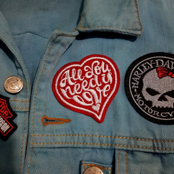 MUS014T01 All You Need Is Love Patch Bordado Termo Adesivo - Imagem 2