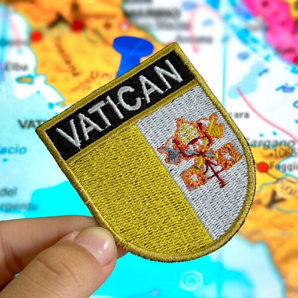 BP0060E-011 Bandeira Vaticano Patch Bordado 5,7x6,8cm - Imagem 3