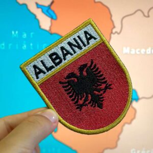 BP0221E-001 Bandeira Albania Patch Bordado 6,8×8,0cm