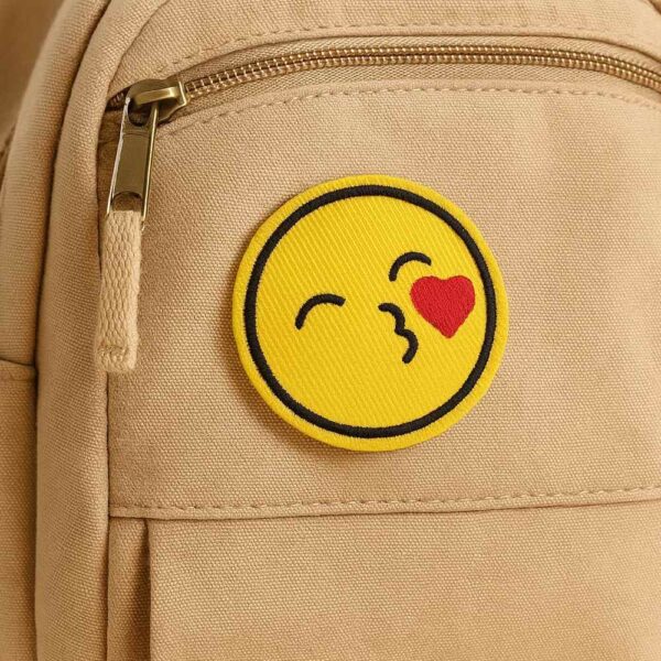 V0051-001 Carinha Beijo Kissy Face Patch Bordado 6,8x8cm - Imagem 2